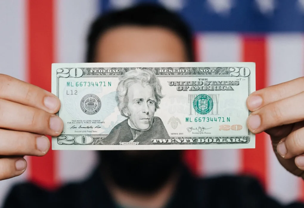 3000 British Pounds in US Dollars