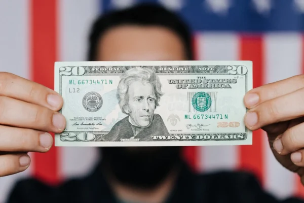 3000 British Pounds in US Dollars